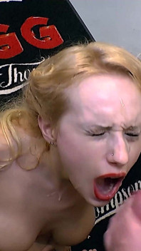 Hete meiden krijgen anale neukpartij en gangbang