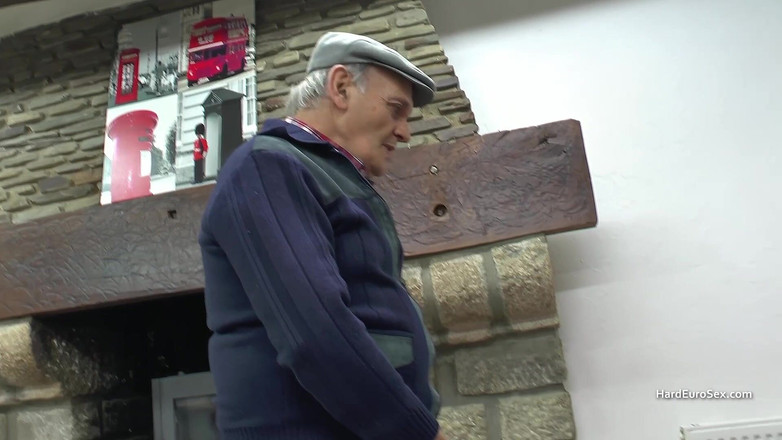 Hard Euro sex: Atraktivní brunetka je využívána muži všech kategorií