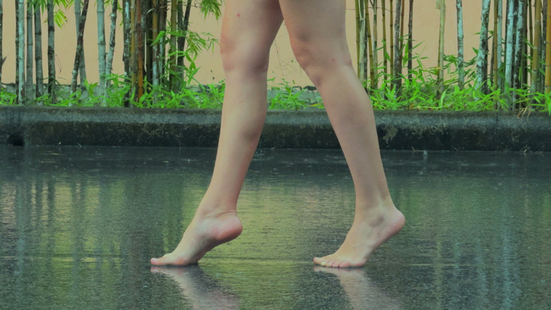 WildLonelyFlower: Bare Legs in the Rain