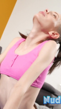 Dünnes teen Aria Haze zeigt yoga-flexibilität