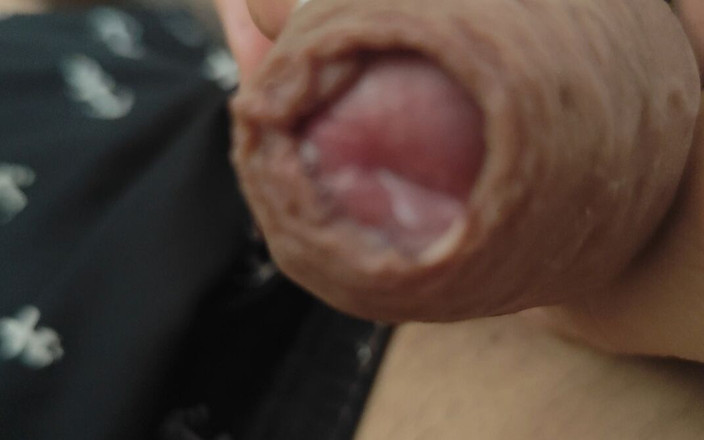 Straight Daddy Club: Precum của bố thẳng tiếp tục chạy xuống glans của...