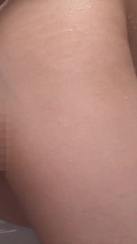 La figa rasata sul petto della nipote segreta del video sessuale in bagno -3