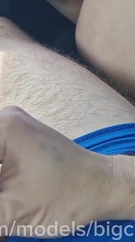 Un jeune homme perdu a donné son cul à un coursier itinérant, il y a beaucoup de sperme !