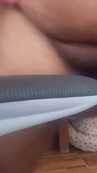 L'eccitante latina si masturba con un microfono