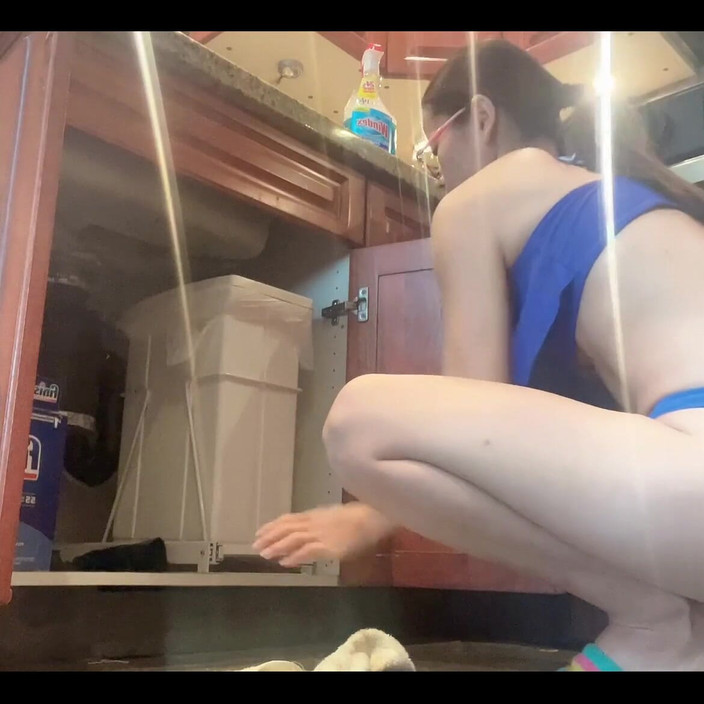 sweethanajapanese: Pantat bahenol cewek seksi ini di dapur