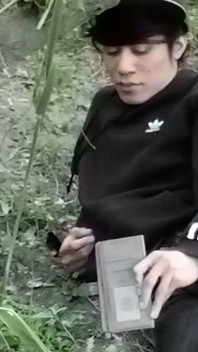 Jon Arteen Mignon Minet Gay Se Branle Dehors, Nique En L'air, Gicle Du Foutre À Travers Le Trou De Son Froc