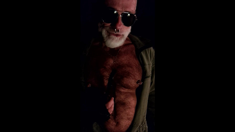 MusclesCigarsFFPig: Táta, který si hraje s bradavkami a kouří dýmku v...