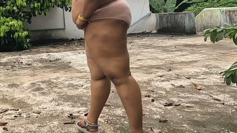 Anne Ipe: Une naturiste indienne coquine se détend à poil dans la nature,...
