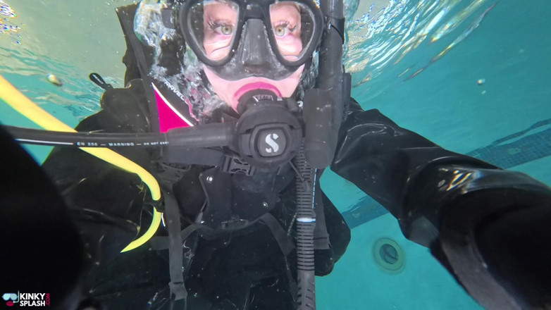 UKCuteGirl Lucy Lauren: Підводне домінування в повному scuba gear