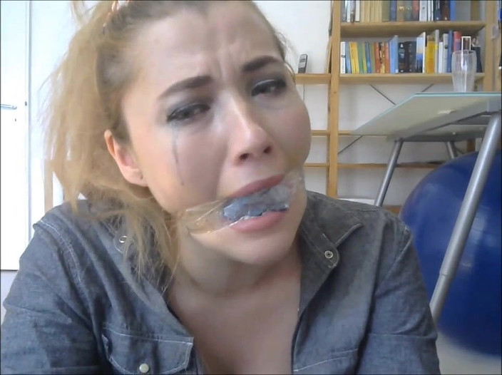 Selfgags classic: 쪼이는 보지를 핑거링하는 18세 소녀