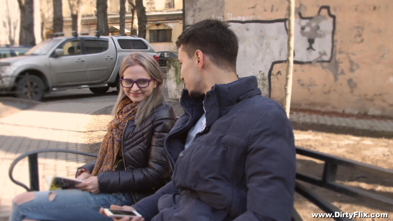 She is Nerdy: Drobna nerdy laska uwielbia seks