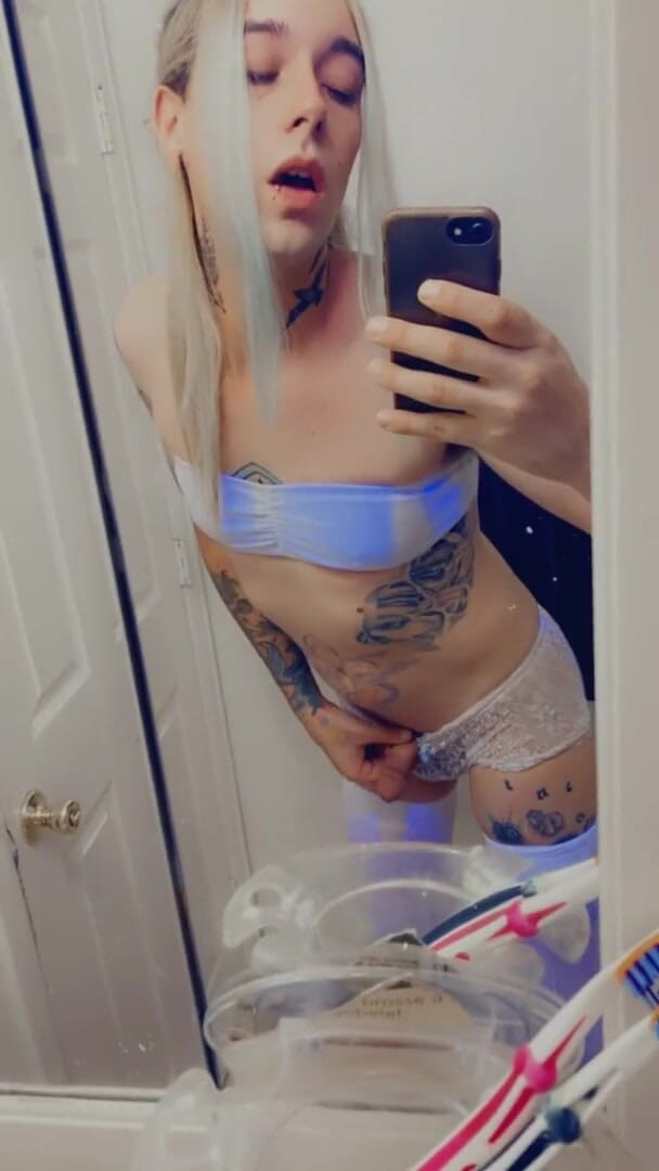 CarmenMelatonin: Con đĩ mặc đồ lót bikini trắng
