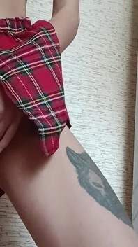 Dünnes schulmädchen in schuluniform masturbiert nach dem college
