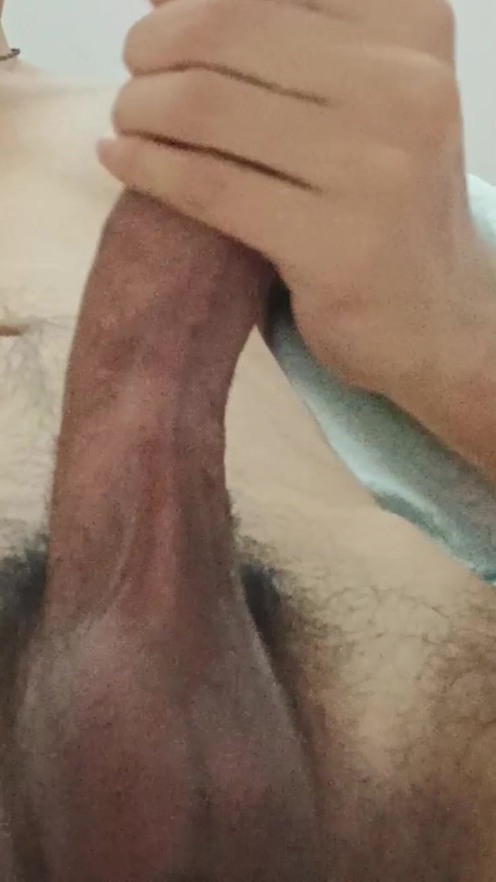 slayboy69: Chico caliente pedrea su gran polla y grandes bolas y...