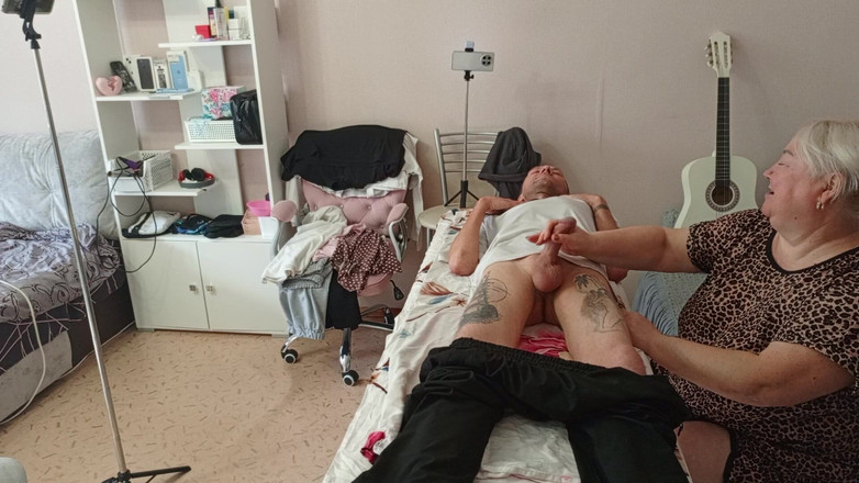 Zona901: Мачуха смокче і дрочить мій член на масажний стіл і ковтає сперму