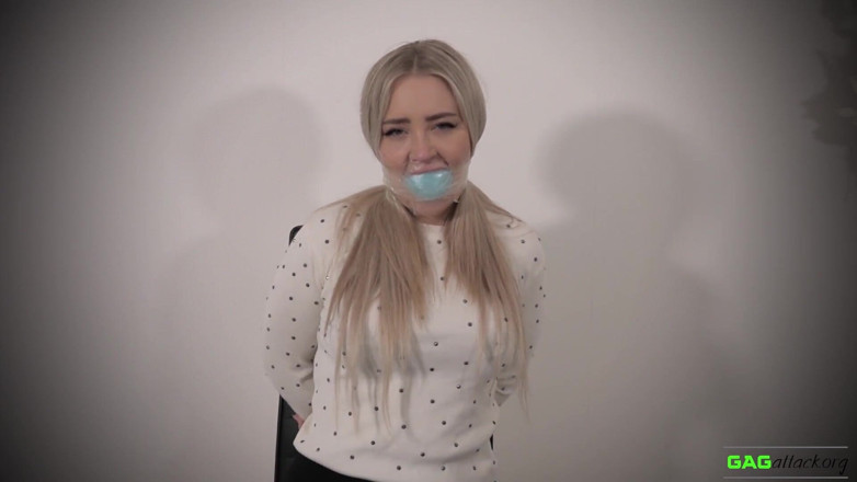 Gag Attack: Aubrey - engasgos com fita clara