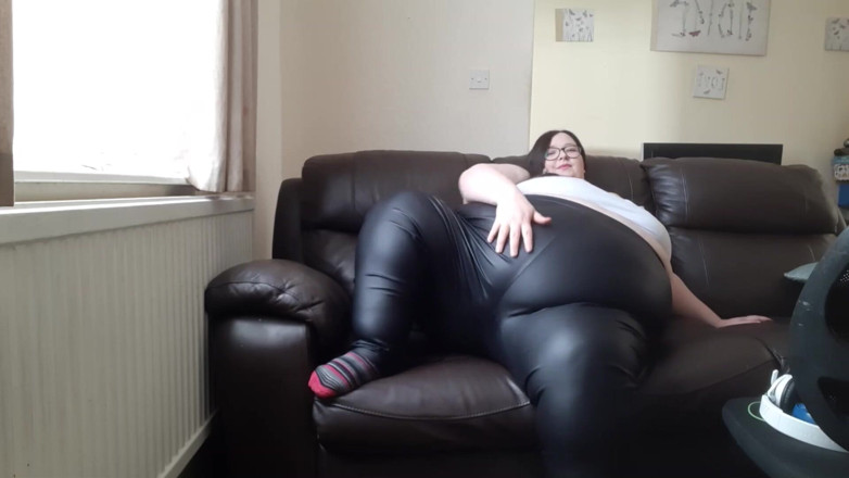 SSBBWLadyBrads: Cewek super semok dengan celana kulit super semok lagi asik...
