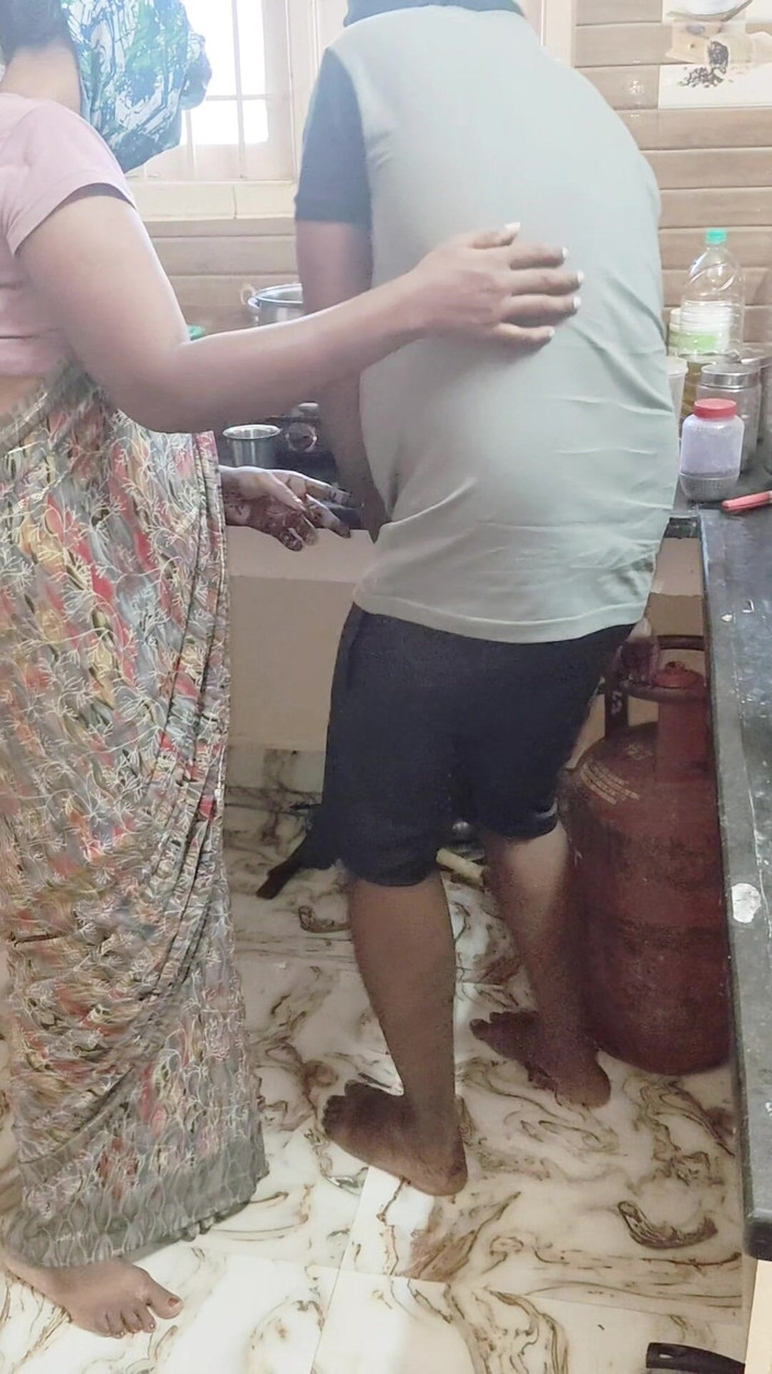 Thesana: Домашня дружина трахає кур'єра газових балонів