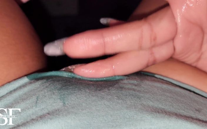 sofiasexxx: Poslouchejte zvuk mé mokré vagíny, zatímco masturbuji