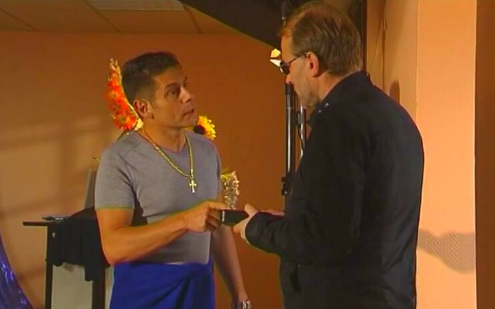 Anal seduction: Si rambut coklat Perancis panas Ana Martin Membantu Treasure Hunter...