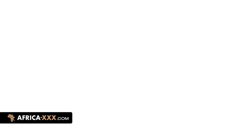 Africa-XXX: 幸运摄影师的两个模特