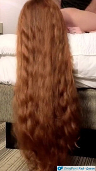 Vengo scopata con i miei lunghi capelli rossi drappeggiati sul pavimento che rimbalzano e oscillano - video feticcio dei capelli
