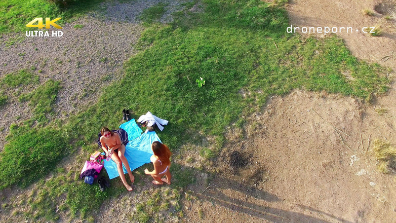 Peaches and Bananas: Teenka na nudistické pláži natočená dronem