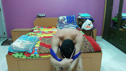 Cute & Nude Crossdresser: Si banci crossdresser femboy Sweet Lollipop di atas tank top...