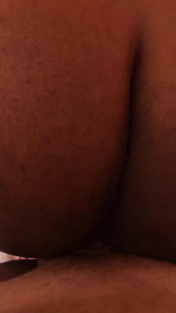 Africana gostosa cheia de leite quente do homem