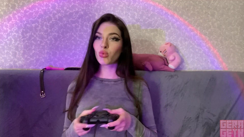 Gera Geyn Studio: Sexy e-holka miluje sát velkého čůráka a videohry