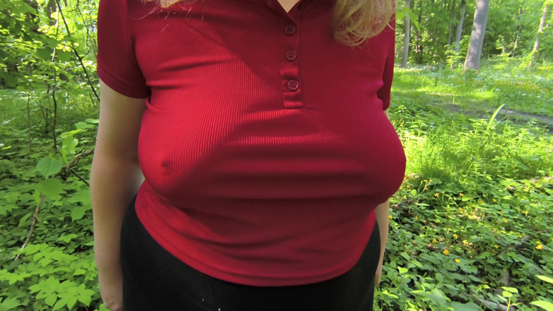 Bouncy Tits Action: Tetek berminyak berdebar-debar di dalam hutan