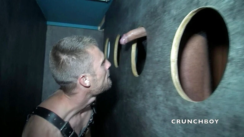 Very discreet straight boys curious: Một người đồng tính đang bú con cu XXL blakc trong lỗ...