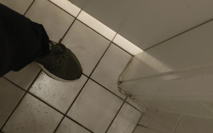 Bayer911: Pișare în pub