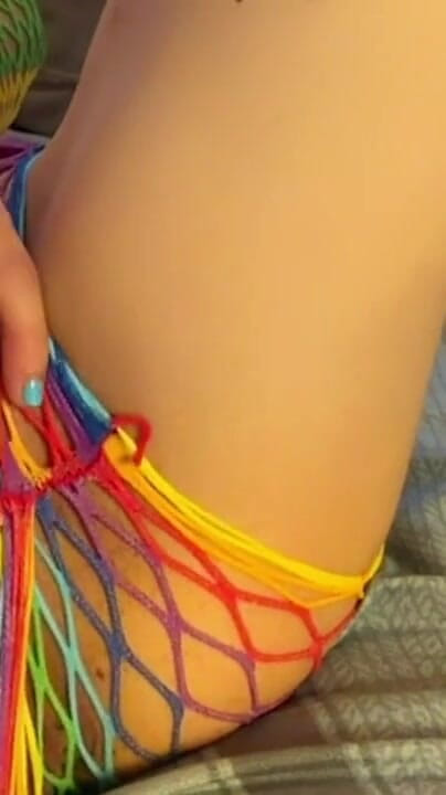 Bellaxxxx: 女孩第一次通过振动来尝试高潮