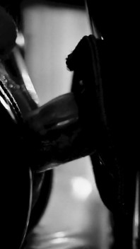Gumová děvka nemilosrdně zavěšená - black and white vydání (1080p Full HD)