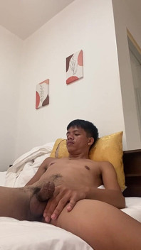 Filipina Twink fica duro, masturbando-se para gozada explosiva