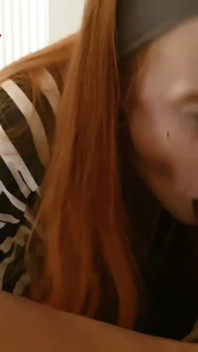 Ginger 18-jarige neemt deel aan de grote zwarte lul keelgeitenwedstrijd