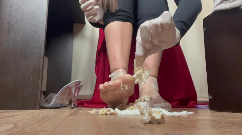 Skinny_lady69: POV plivání a rozdrcení potravin, krmení nohou kondomu a destrukce...