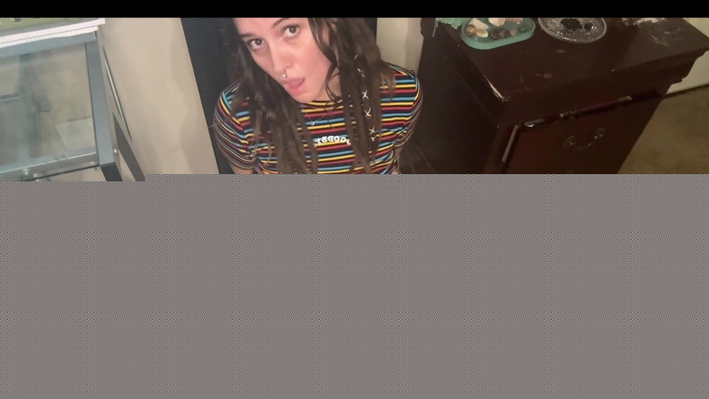 Chery Trees: 발정난 갈색 머리 흡연과 딜도 타기