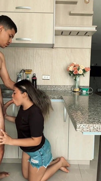 สาวใช้ไร้ค่าคุกเข่าขอไม่ให้โดนไล่ออก - เธอดูดควยฉันแล้วสุดท้ายฉันเย็ดเธอแรงๆ