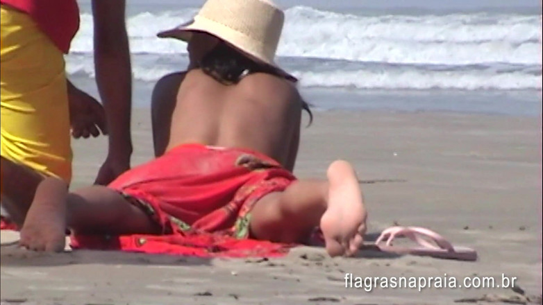 Amateurs videos: Cuckold man left his girlfriend sunbathing naked on the beach