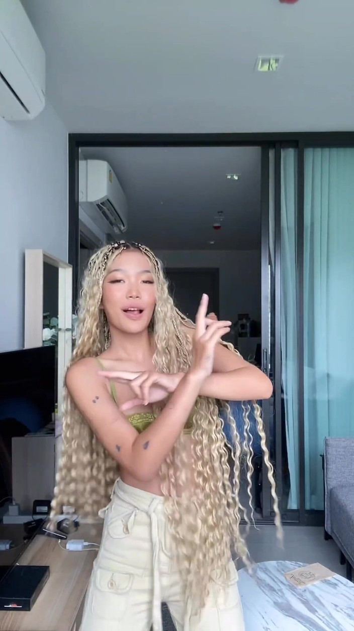 Emma Thai: Emma Thai škádlí a tančí v zelené podprsence