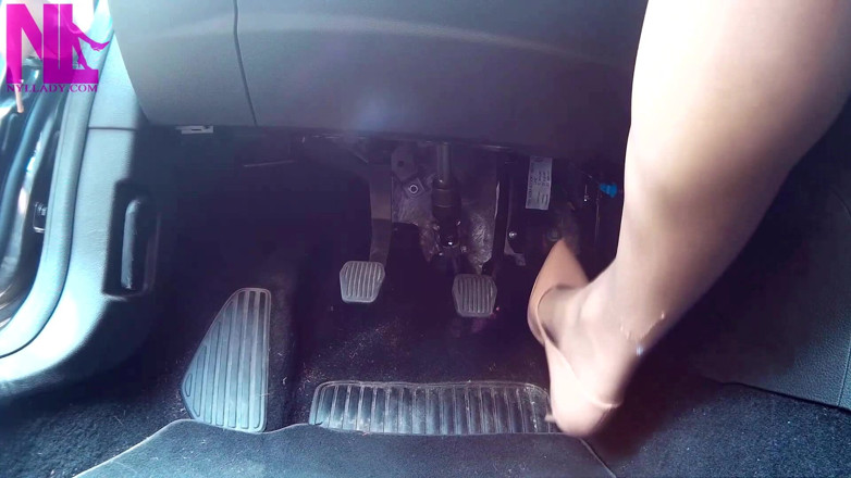 Nyllady: Revving frenetic My Ford Focus în Pompe de Patent Gianvito Rossi...
