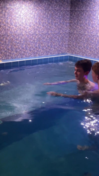Nastoletnie twinks Matty i Aiden sex oralny w basenie