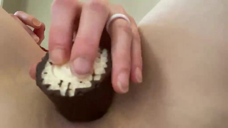 Pussy69: Melanie dengan timun dan perkara lain