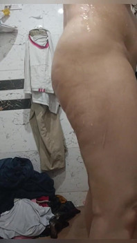 Priya india en video de baño limpio