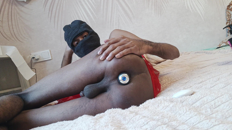 ThorSagor: Un métisse bangladais gay met un plug anal, prend plusieurs...