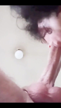 MILF-stiefmutter Lutscht Schwanz Und Eier