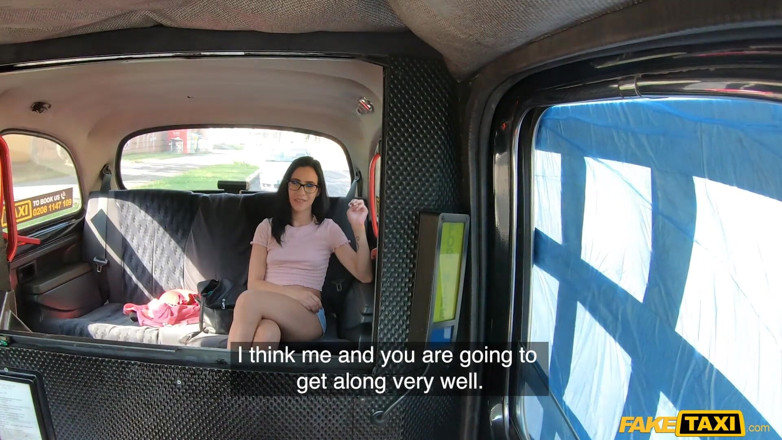 Fake Taxi: Fake taxi - Nikki Fox exhibe sa chatte hongroise rasée adore...