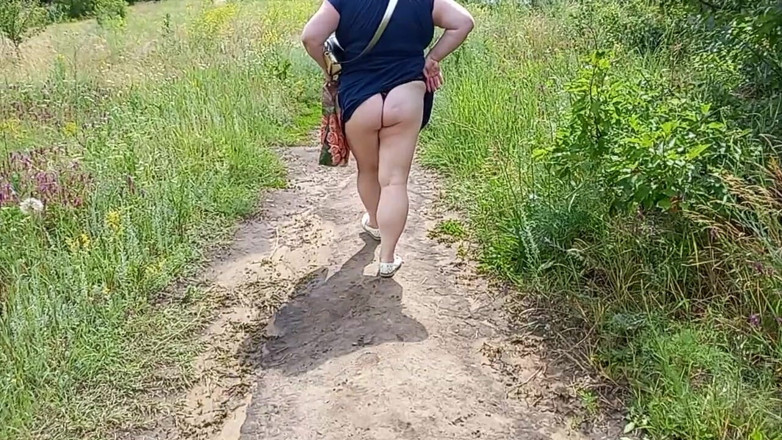 Zona901: A fat woman walks through the park shows her ass...